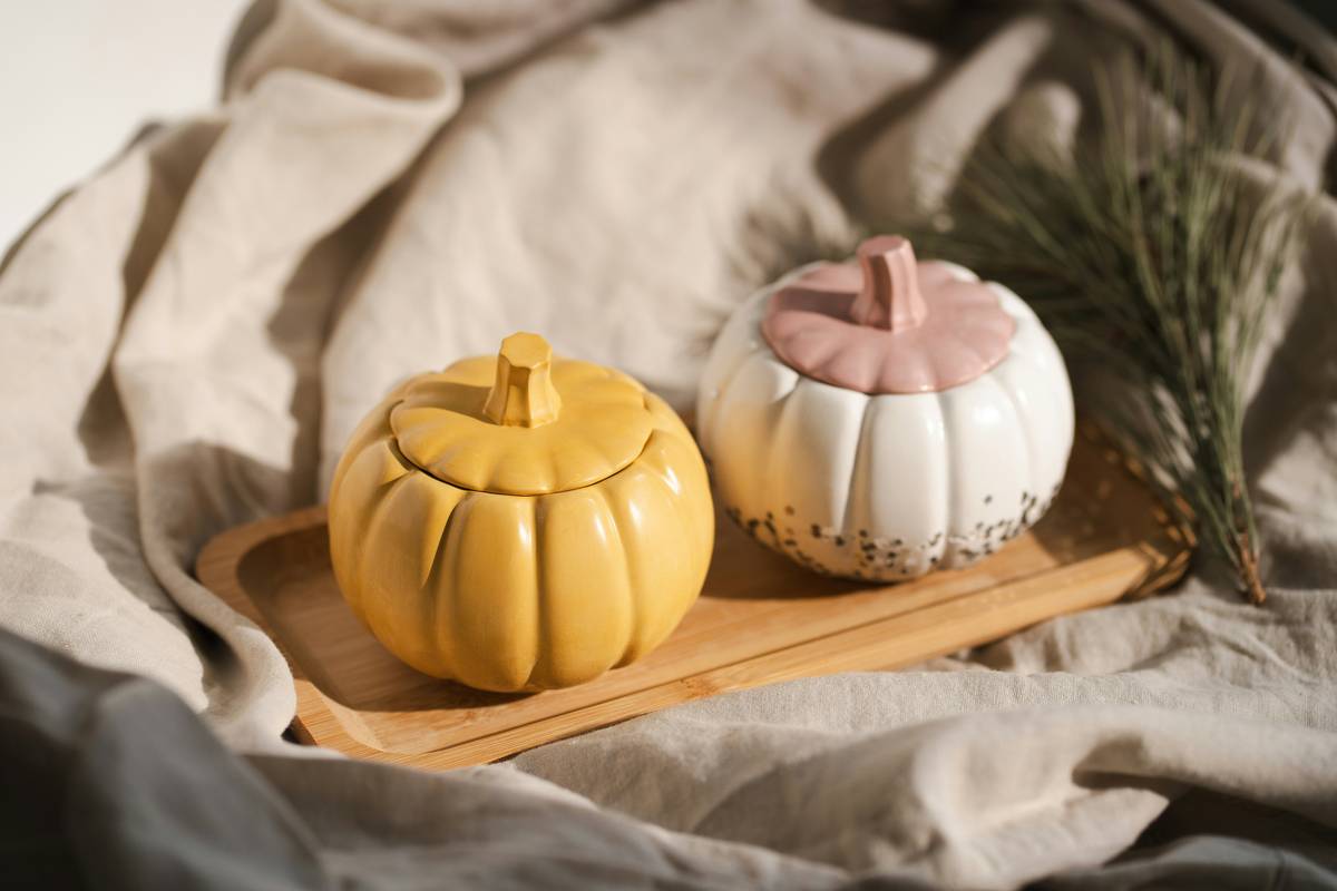 Cozy thanksgiving home decor ideas featuring layered textures and candlelight