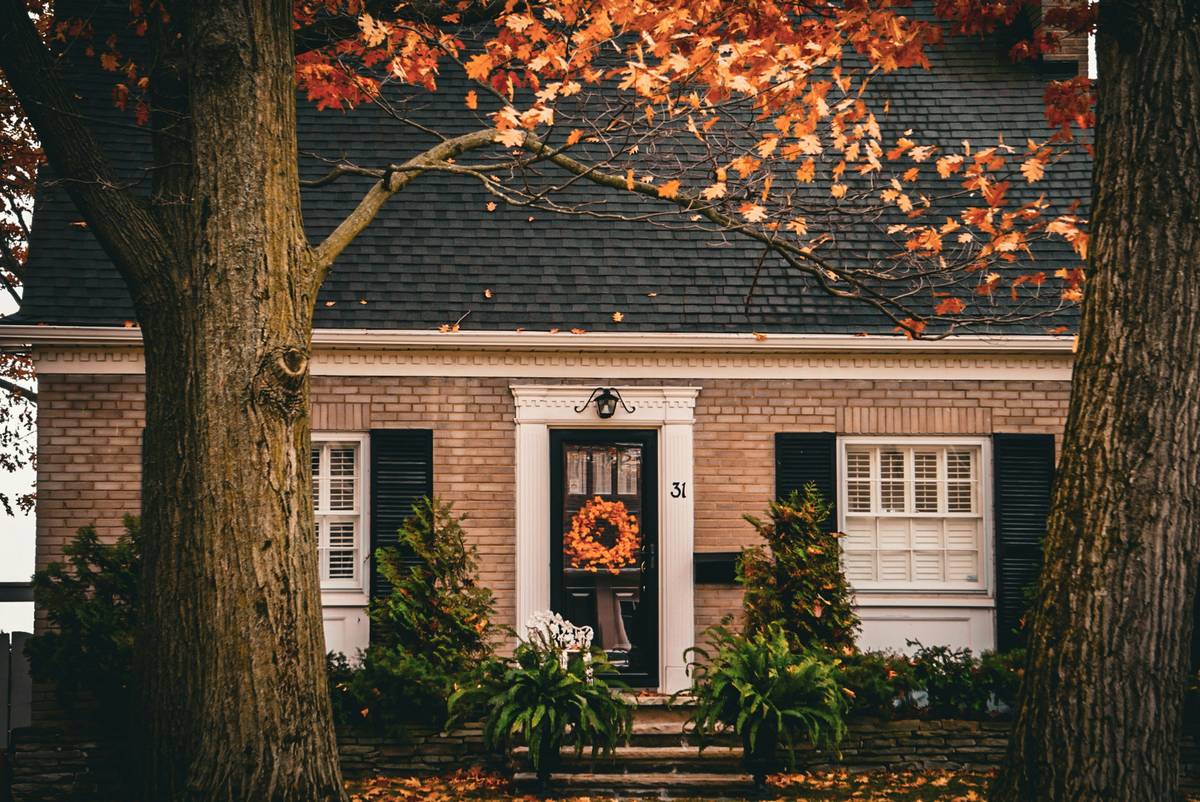 Easy & Elegant Thanksgiving Door Decor DIY That Guests Will Actually Notice