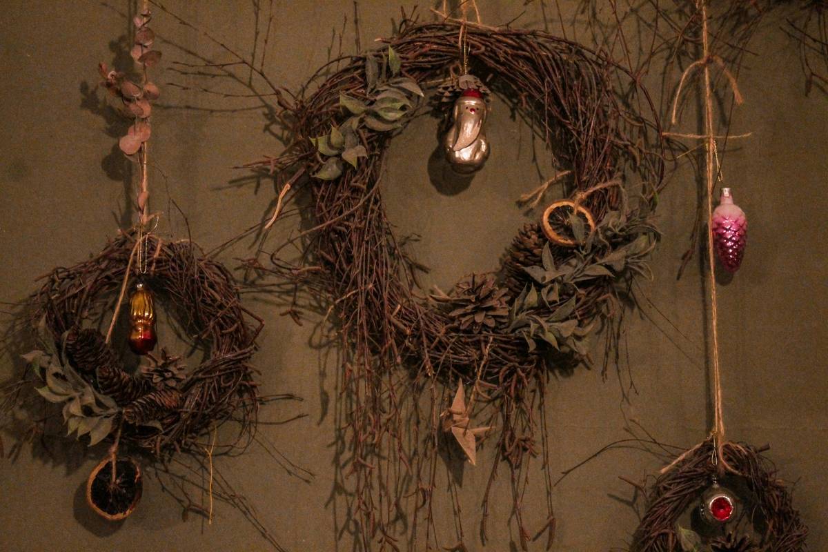 thanksgiving door decor diy featuring upcycled fabric and handwritten chalkboard tag on front door