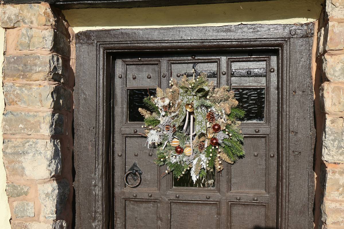 thanksgiving door decor diy using natural materials like burlap, pinecones, and wheat stalks on a rustic wreath