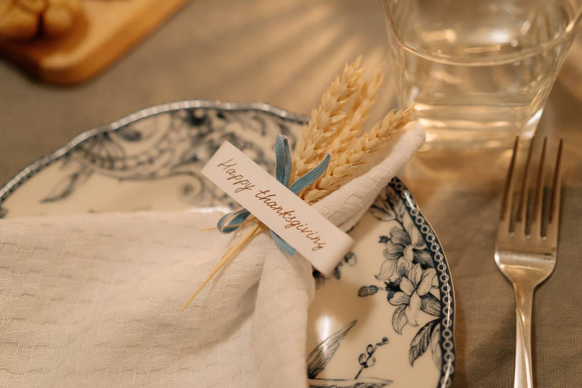 rustic thanksgiving table decor with burlap runner and ceramic dishes